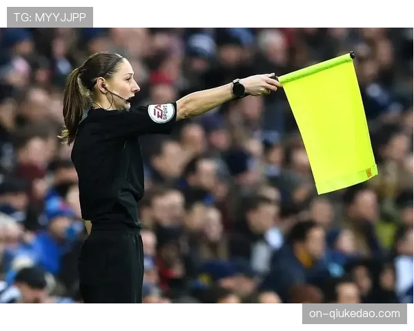 争议判罚:斯特拉斯堡进球因越位被VAR取消,主帅场边激烈抗议