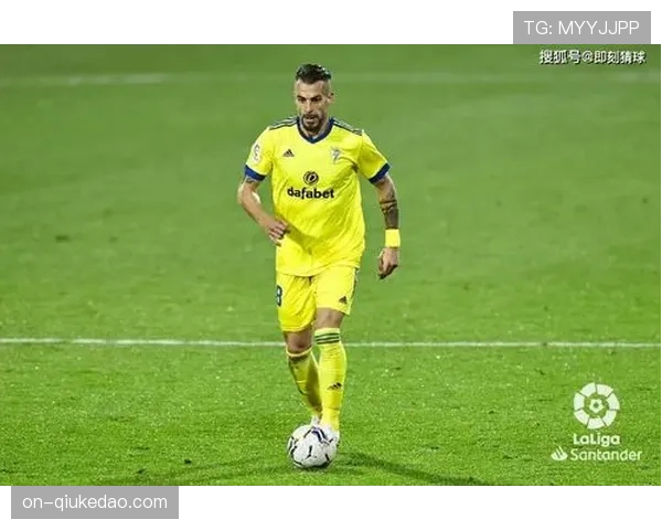 实时报道：塞维利亚主场球迷在第12分钟起立鼓掌，致敬已故传奇